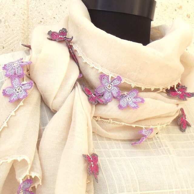 レースの花付き ふんわりストール（綿混合）クリーム＆パープル