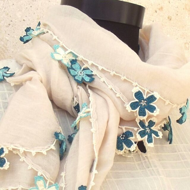 レースの花付き ふんわりストール（綿混合）クリーム＆アクアブルー