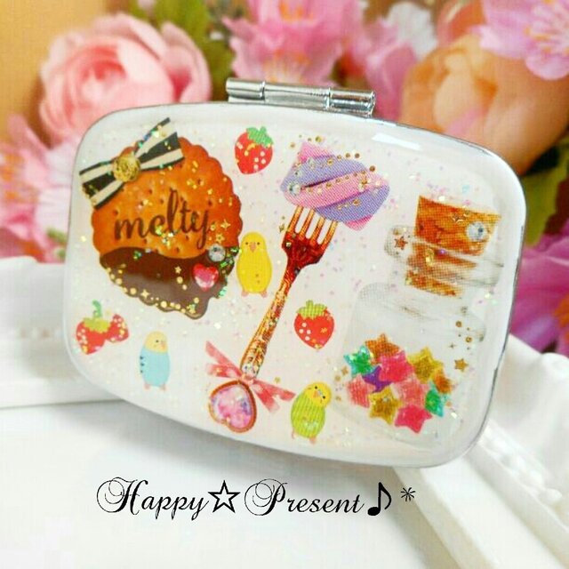 インコのSweetScuteなピルケース/ アクセサリーケース❤✨ 送料無料 苺 ストロベリー インコ 大人可愛いの画像1枚目