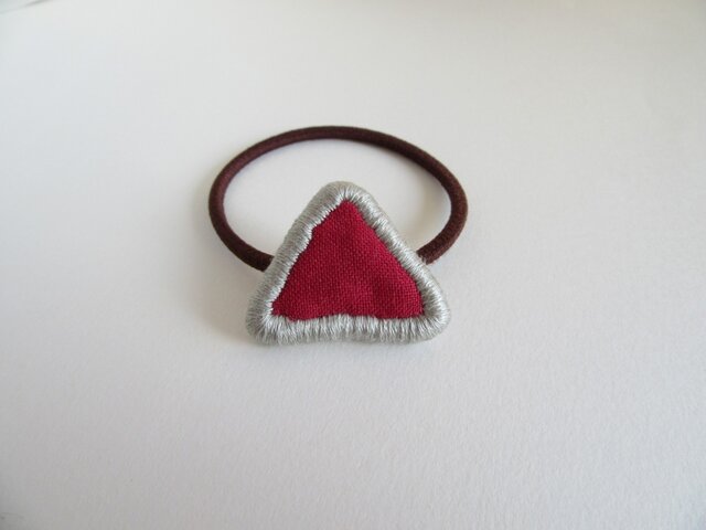 『ふちどり刺繍の三角』ヘアゴムの画像1枚目