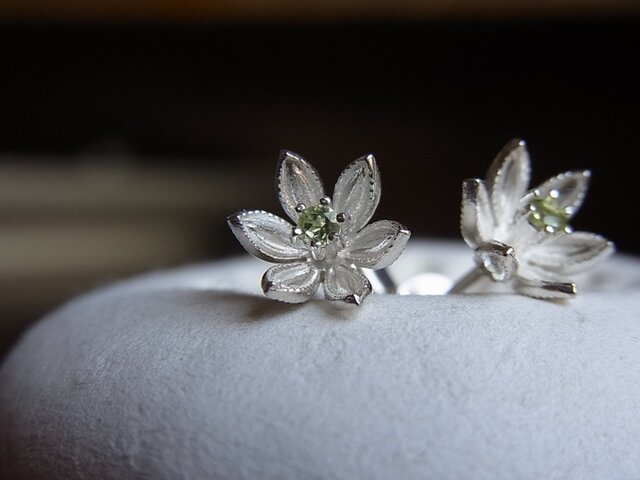 SV小花のピアス(ペリドット)の画像1枚目