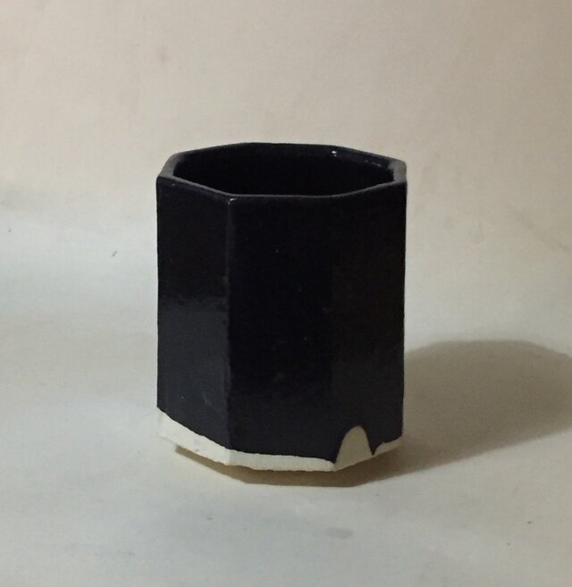T030 黒釉八角湯呑の画像1枚目
