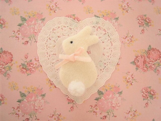 ピンクのリボンを付けたかわいい白うさぎのブローチの画像1枚目