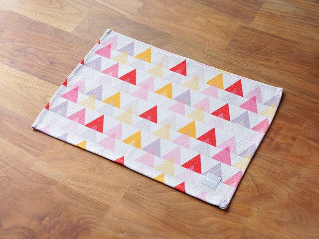 テーブルクロス 北欧柄 レッド イエロートライアングル 2枚組 45×32cm jubileeteatoweltt150の画像1枚目