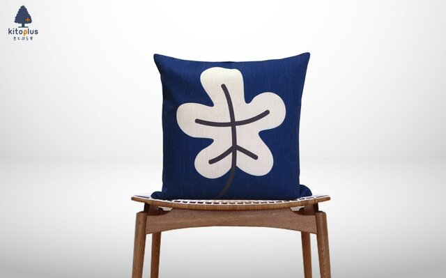 森のクッション Big leaf Navy design ヒノキの香りの画像1枚目