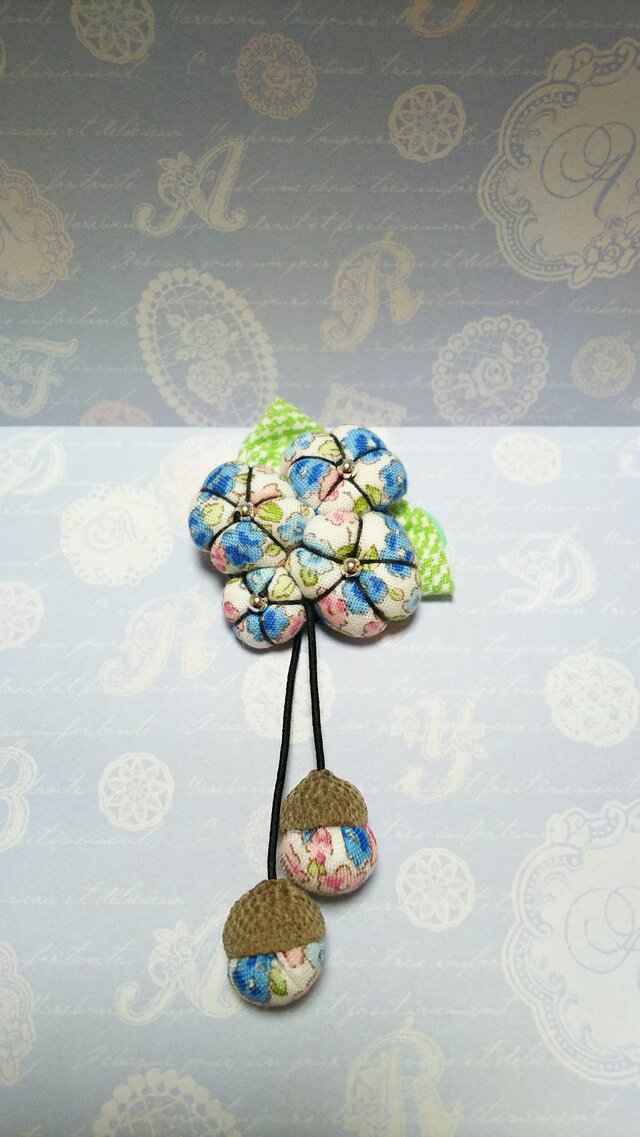 ブルーとピンクの花模様＊どんぐり帽子の花のブローチ