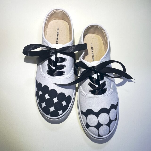 しろくろ水玉のアシンメトリースニーカーα (22.5cm〜25.5cm・SS〜３Lサイズ) デッキシューズ 紐あり