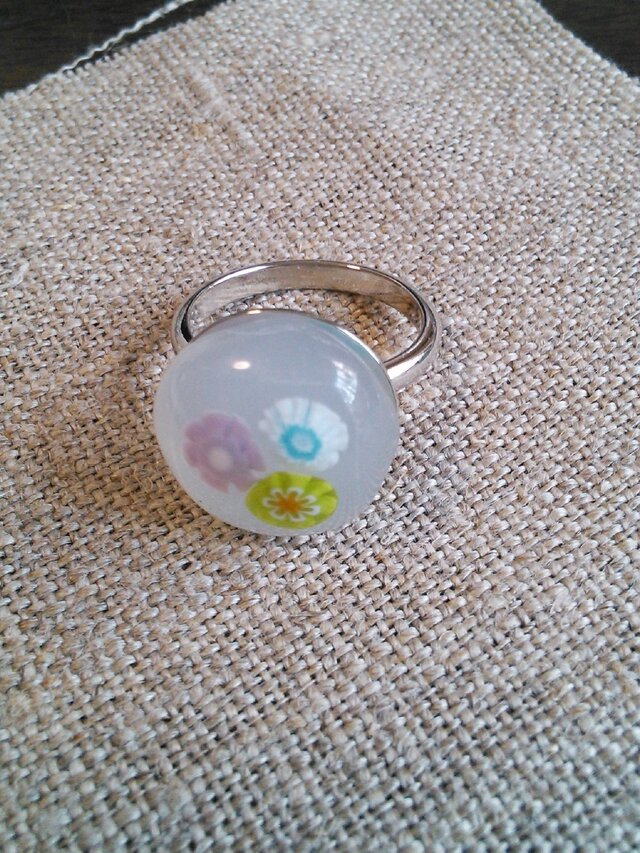 ガラスのリング（花・乳白色）