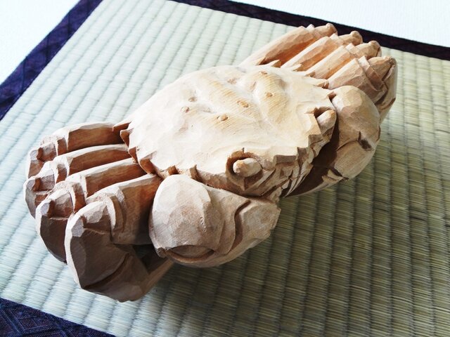 カニ彫刻　石 前向きに歩くカニ「毛ガニ・スペシャル」B | iichi 日々の暮らしを