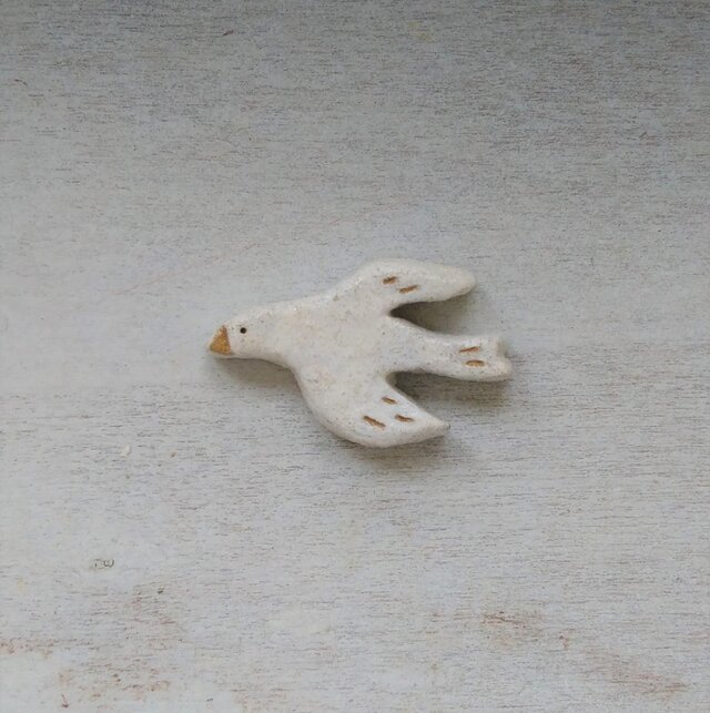空の白い鳥のブローチの画像1枚目