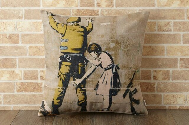 クッションカバー 45×45cm Banksy ペイント ガールインスペクション jubileecushionba006の画像1枚目