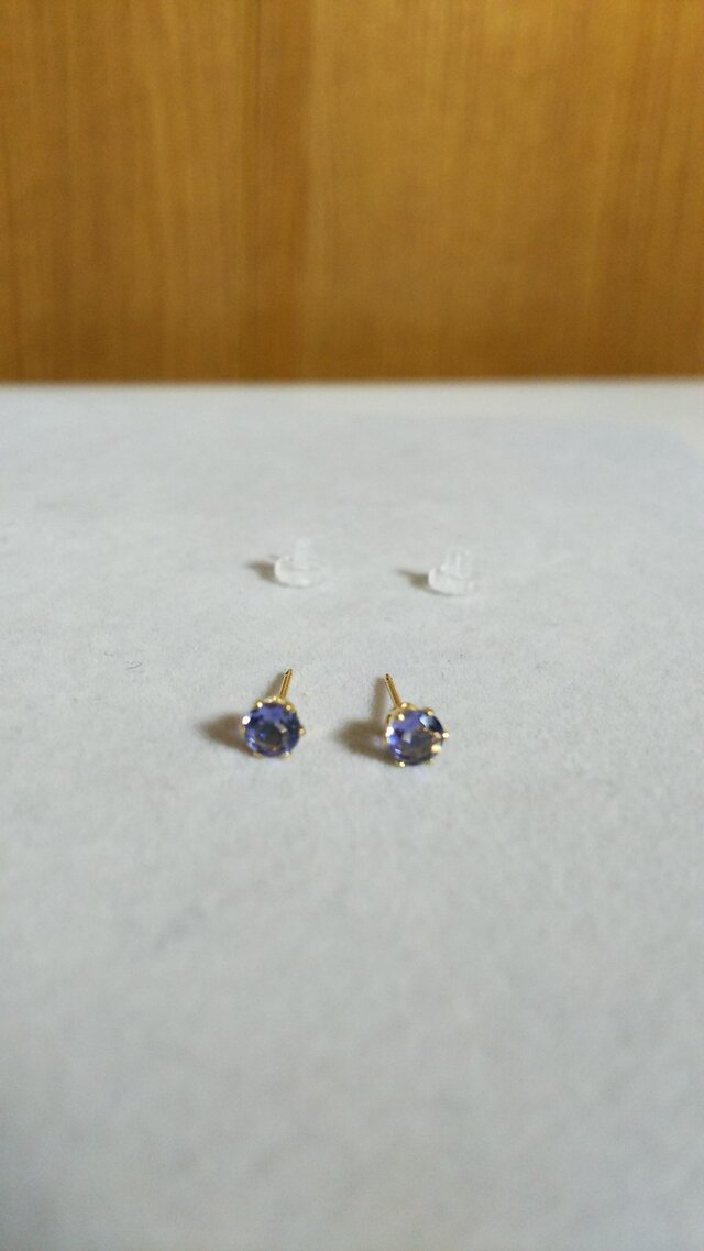 再販:宝石質アイオライトファセットピアス(4ミリ)の画像1枚目
