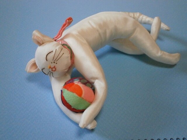 ねころんでまりと遊ぶねこの画像1枚目