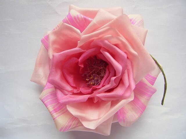 クラシカルなシルクのバラコサージュ(花芯薄紫色)の画像1枚目