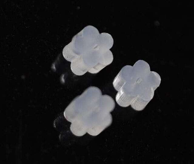 【70個入り】35ペア分!フラワー(花)型 樹脂ピアスキャッチの画像1枚目