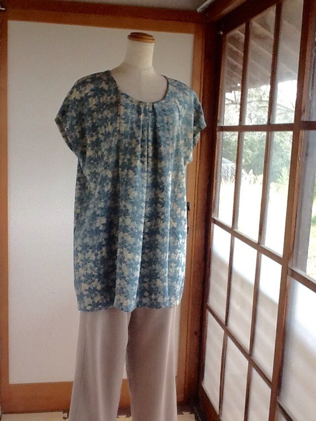 べージュ地に緑の模様が素敵なチュニック