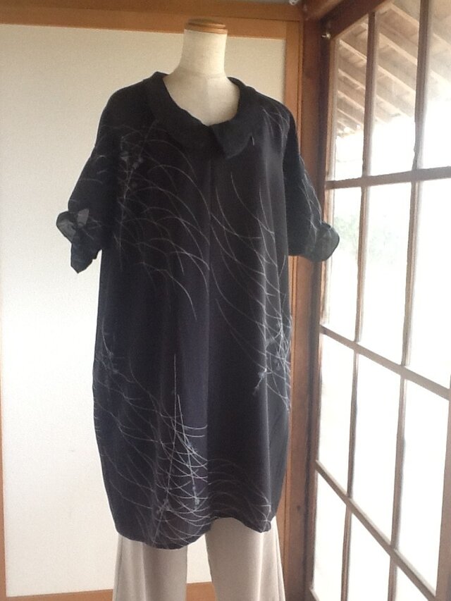 黒地に白の線とグレーの小花が可愛いチュニック