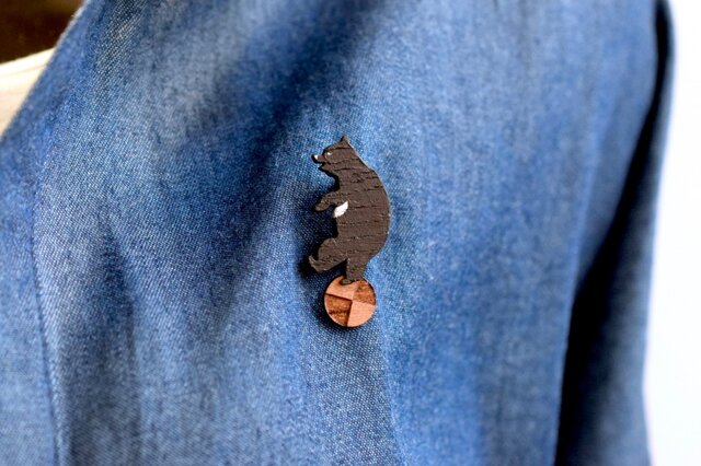 クマが球体で遊ぶ木製ブローチの画像1枚目