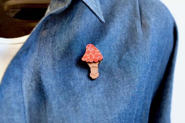 紅色きのこの木製ブローチの画像1枚目