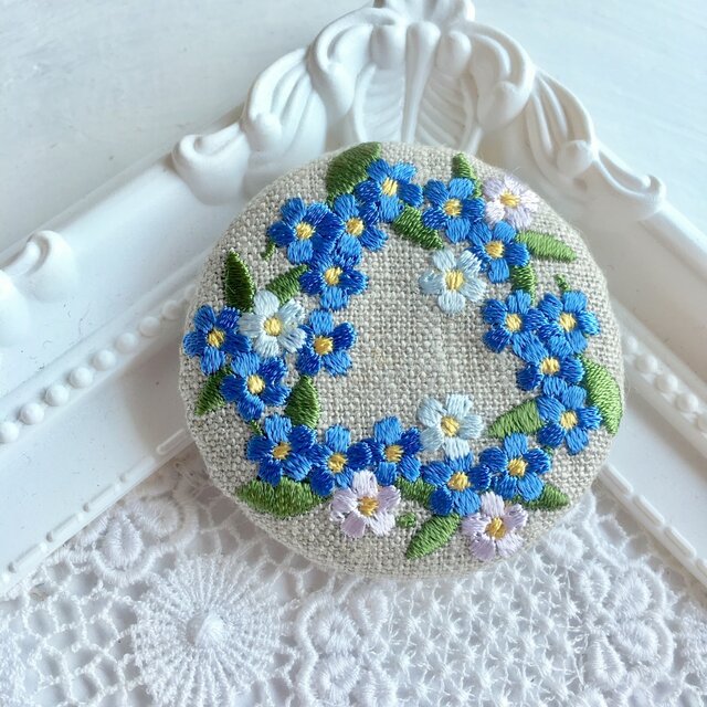 リネン 忘れな草のリース 刺繍ブローチ 丸50ミリの画像1枚目
