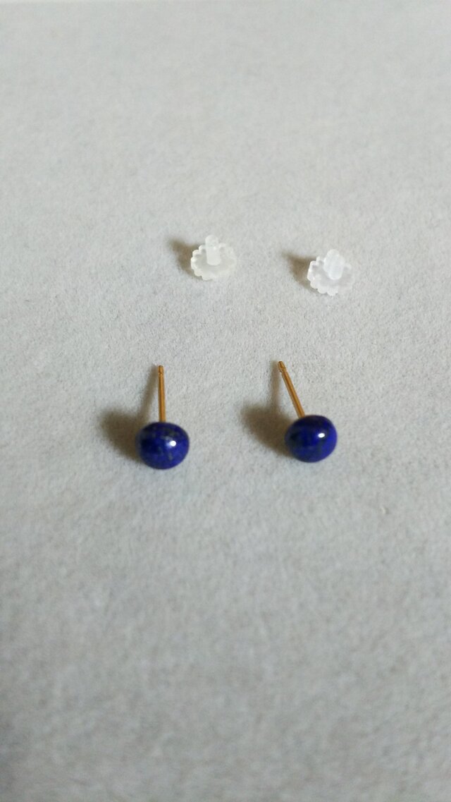 ラピスラズリカボションピアス(5ミリ)の画像1枚目