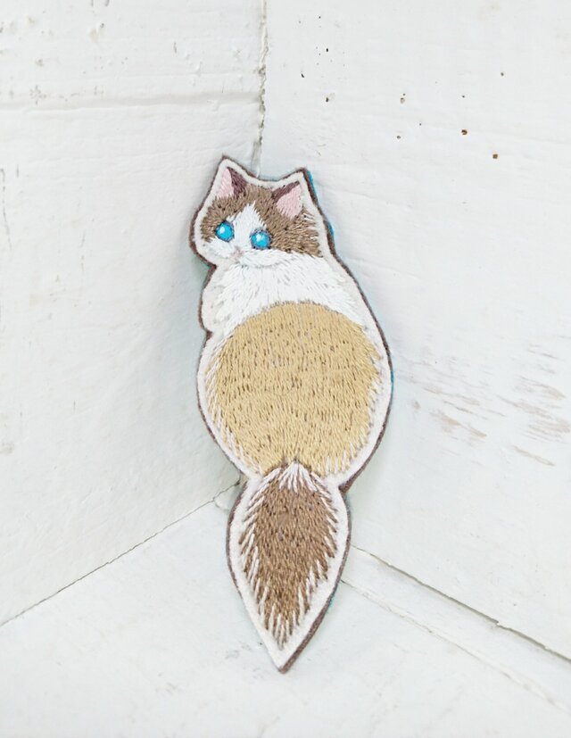 振り返る猫ちゃん*刺繍ブローチの画像1枚目