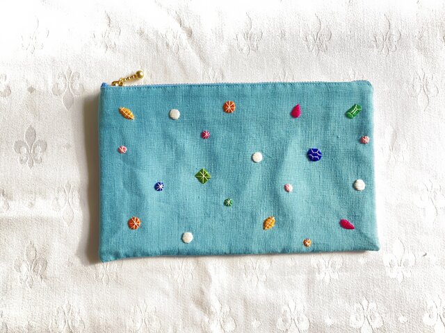 宝石刺繍のフラットポーチ(ブルー) | iichi ハンドメイド