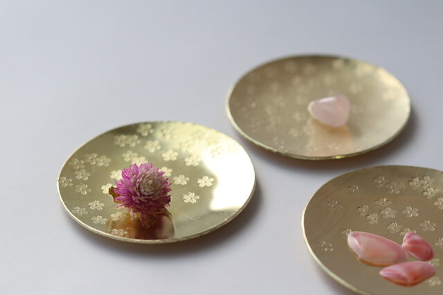 真鍮の桜豆皿の画像1枚目