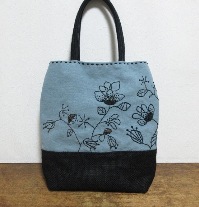 黒色刺繍模様かばん（ライトブルー）