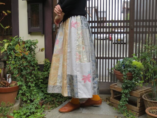 白大島 淡い花柄 着物リメイクロングスカート( ´∀`) 着物リメイクスカート☆白系大島等カラフルパッチで大人ロング85