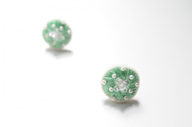 <Stella~遊び好きの星~>刺繍ピアス◎メロンクリーム◎グリーン×ホワイト◎2way★ロングポスト変更可能の画像1枚目