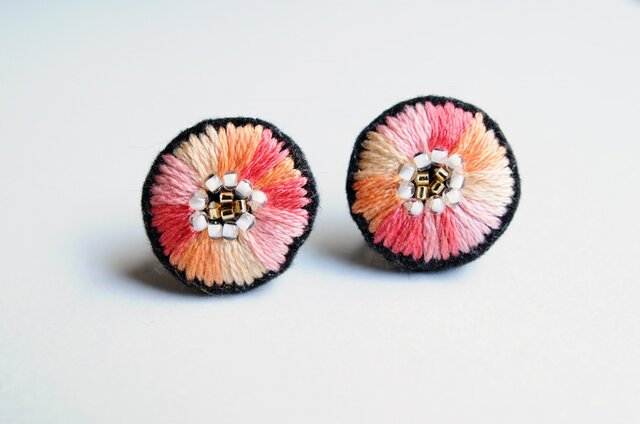 <Stella~遊び好きの星~>刺繍イヤリング◎真昼の月色/ピンク×オレンジの画像1枚目