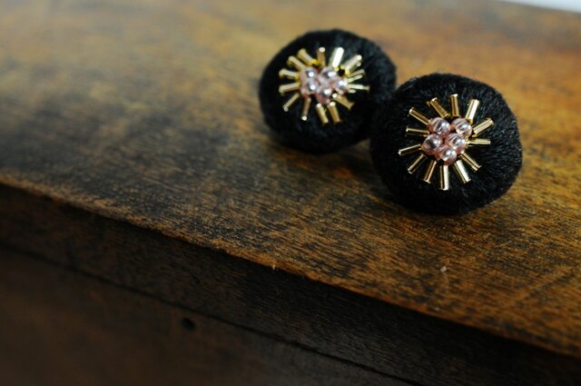 <Stella~遊び好きの星~>刺繍ピアス◎ブラック/黒◎2way★ロングポスト変更可能の画像1枚目
