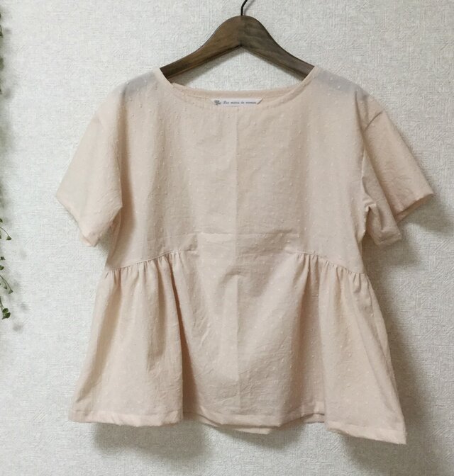 ほんのりピンクのコットン100%サイドギャザーブラウスの画像1枚目