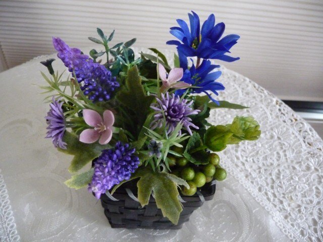 完売 ブルーとパープルの花かごの画像1枚目
