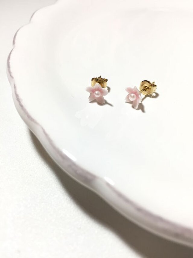 小さな桜ピアスの画像1枚目