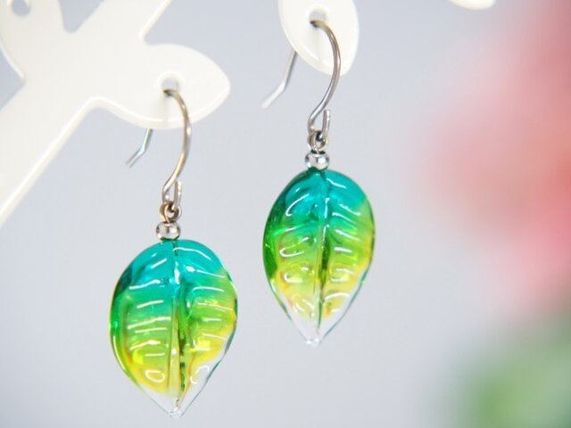 【1216】２枚の葉っぱピアス／イヤリング 葉っぱのピアス 緑 | iichi 日々の暮らしを心地よくするハンドメイドや