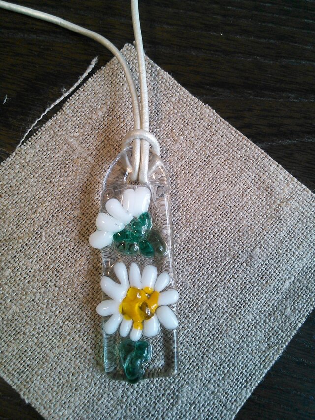 ガラスのペンダント（マーガレット）