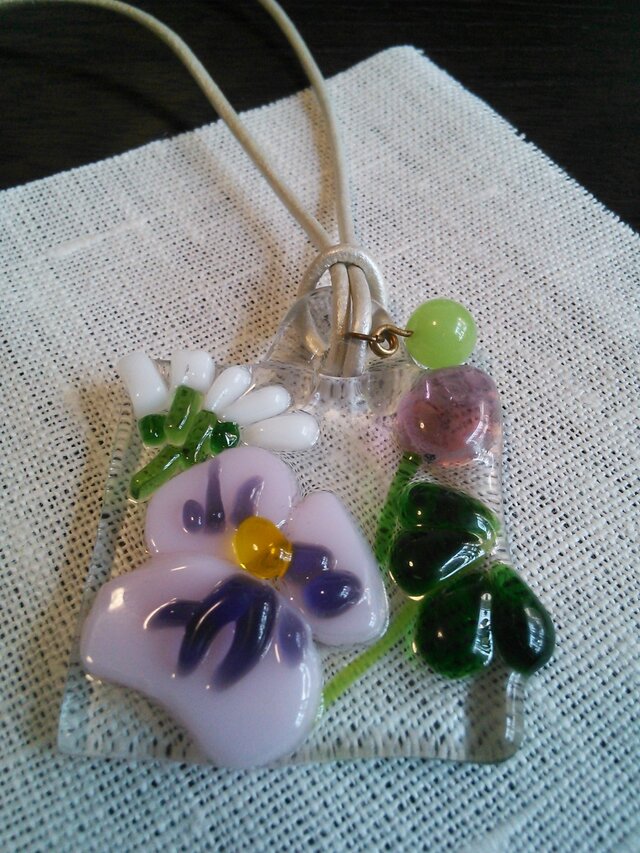 ガラスのペンダント（春の花）