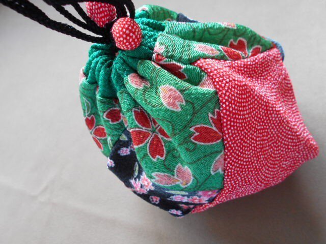 四合わせ袋*ちりめん巾着袋*緑赤黒桜 | iichi ハンドメイド・クラフト作品・手仕事品の通販
