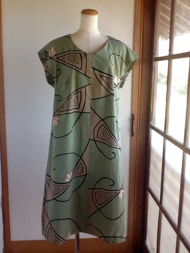 渋い緑色のワンピース