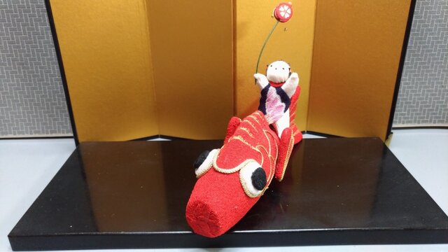 紙粘土に縮緬を貼った創作人形 紙粘土に縮緬を貼って顔を描いた創作人形