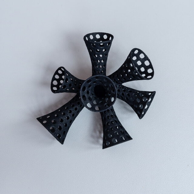 アネモネ　黒　ブローチ