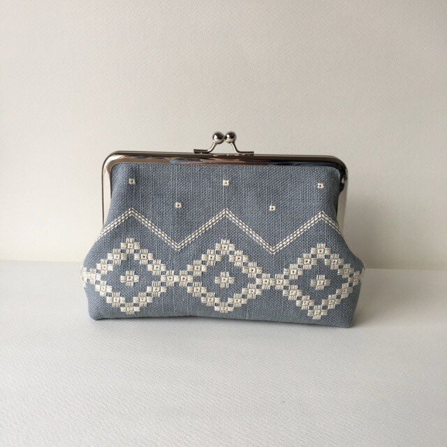 ブルーグレー・ハーダンガー刺繍 18㎝リネンガマ口ポーチ