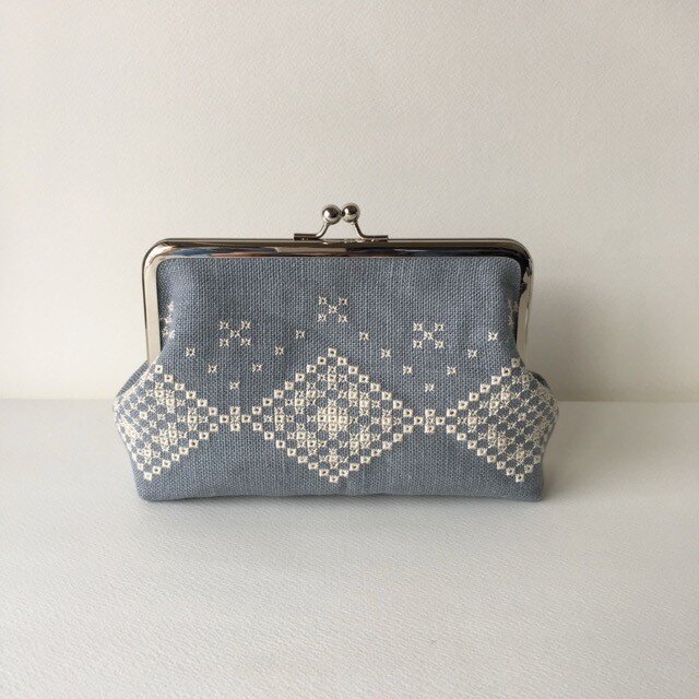 ブルーグレー・アイレット刺繍 18㎝リネンガマ口ポーチ