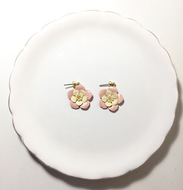 ピンクの花ピアスの画像1枚目