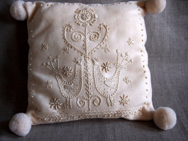 鳥の刺繍 スウェーデン刺繍のクロスの画像1枚目
