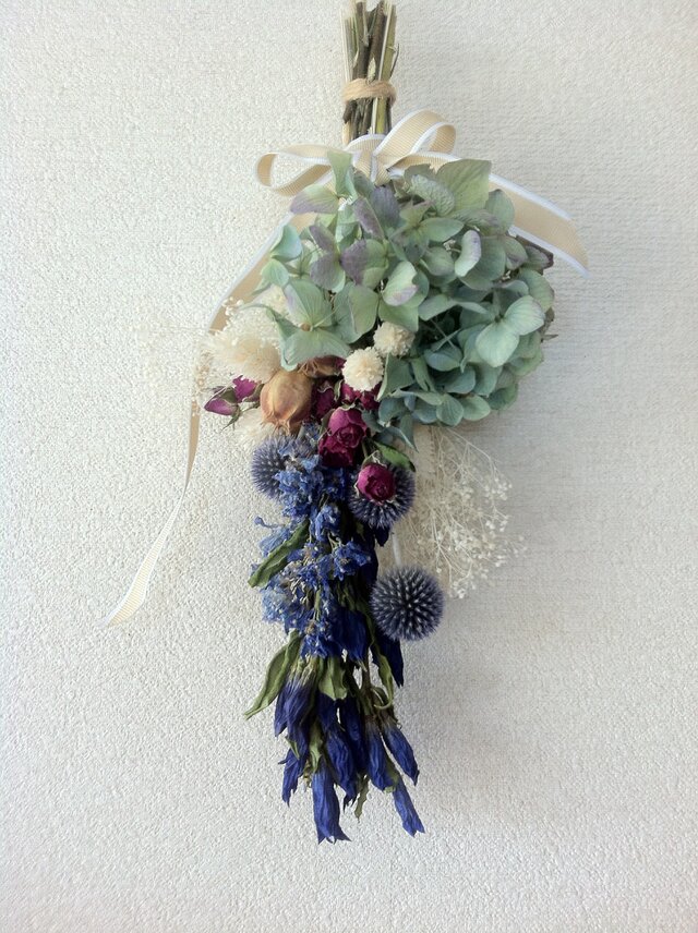 (再販)《送料無料》スワッグデルフィニウムとバラと、