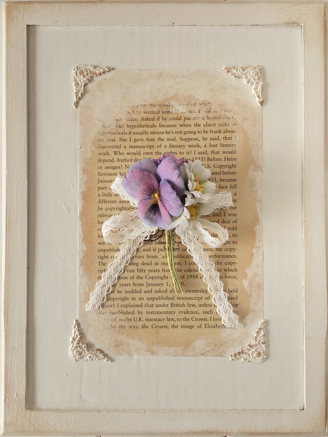 染め花のパンジーとデイジーのコサージュ(ムラサキ×ホワイト&グリーン)