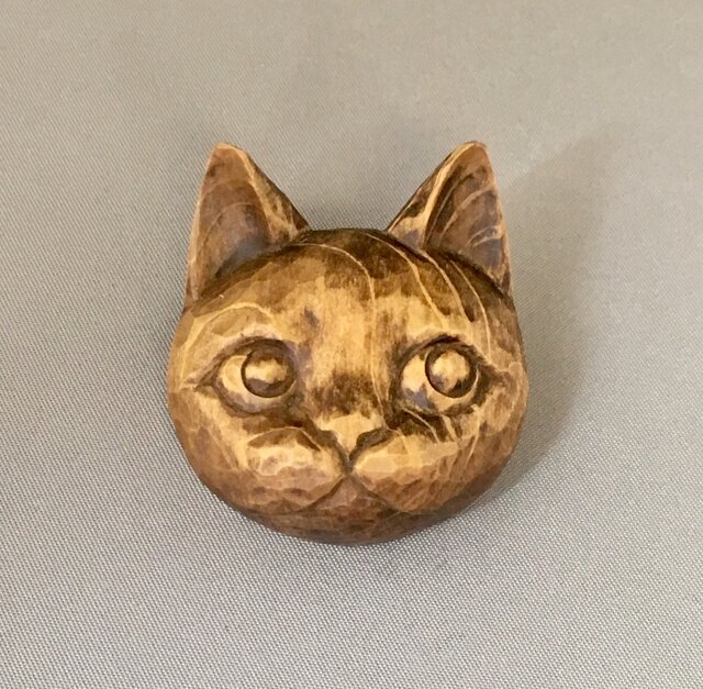 木彫り よそ見してる猫ブローチの画像1枚目